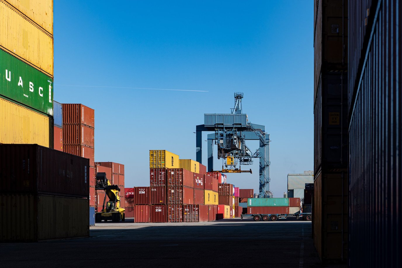 How many shipping containers fit on a ship?